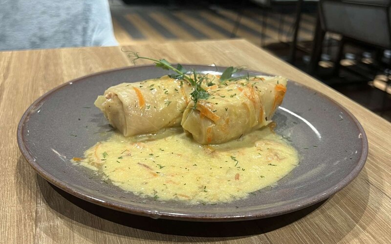 Голубцы с мясом и рисом с соусом