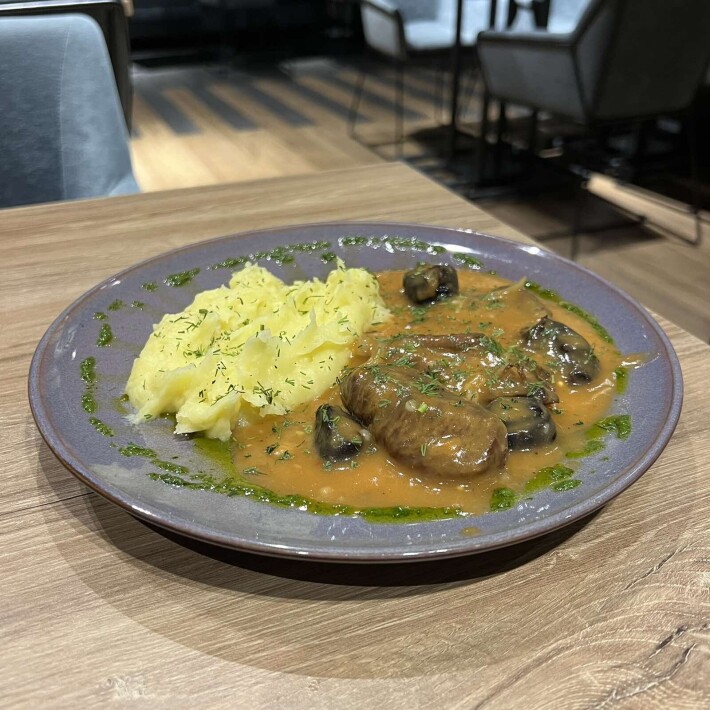 Говядина, тушенная с черносливом с картофельным пюре