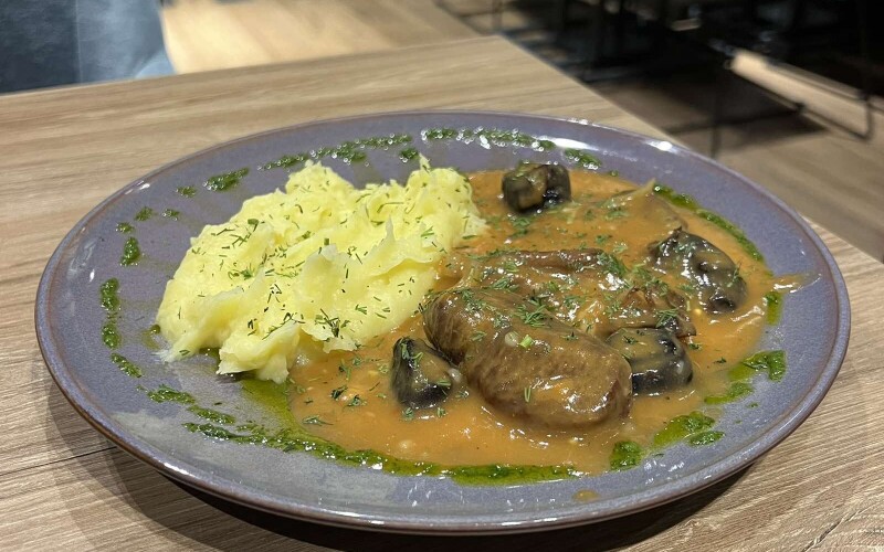 Говядина, тушенная с черносливом с картофельным пюре