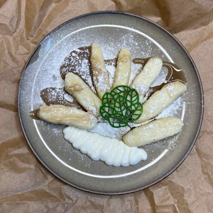 Вареники ленивые со сметаной и карамельным топпингом