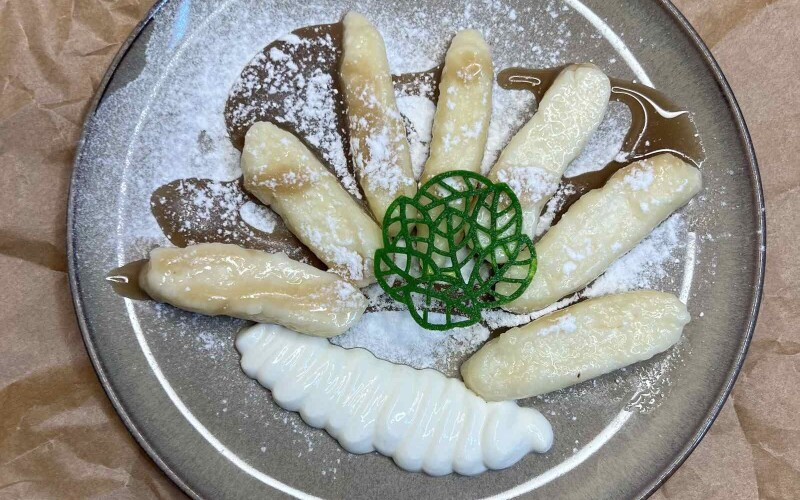 Вареники ленивые со сметаной и карамельным топпингом