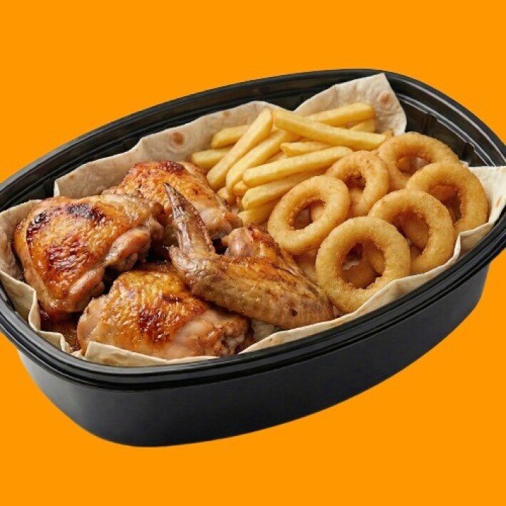 Курица с картофелем фри и луковыми колечками