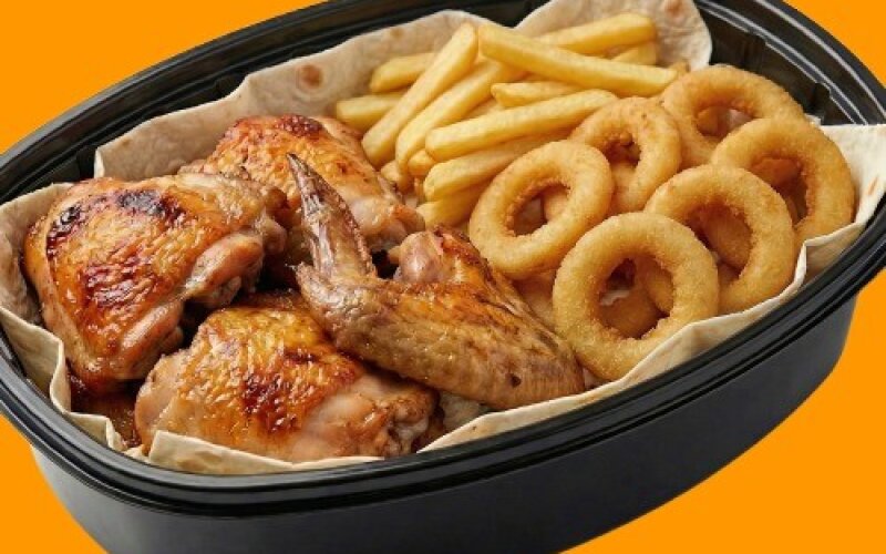 Курица с картофелем фри и луковыми колечками