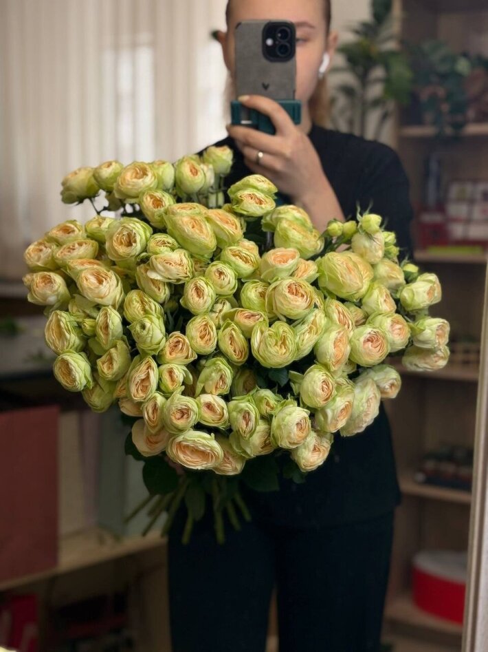 Роза кустовая сорттовая пионовидная