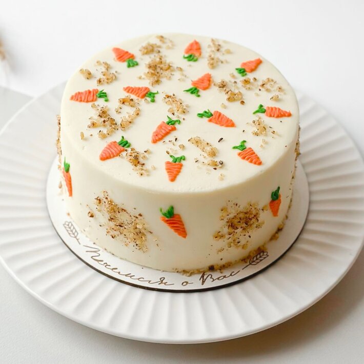 Торт «Морковный с цукатами, грушей и грецким орехом»