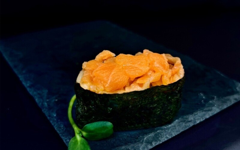 Острый гункан сяке 1 шт.