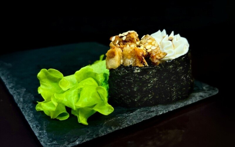 Острый гункан угорь с сыром 1 шт.