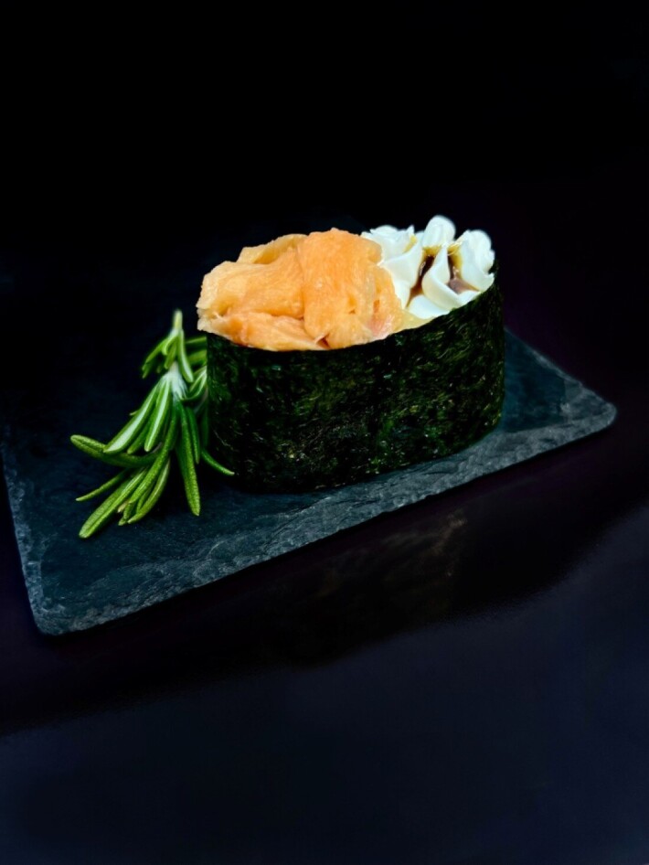 Острый гункан лосось 1 шт.