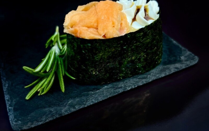 Острый гункан лосось 1 шт.