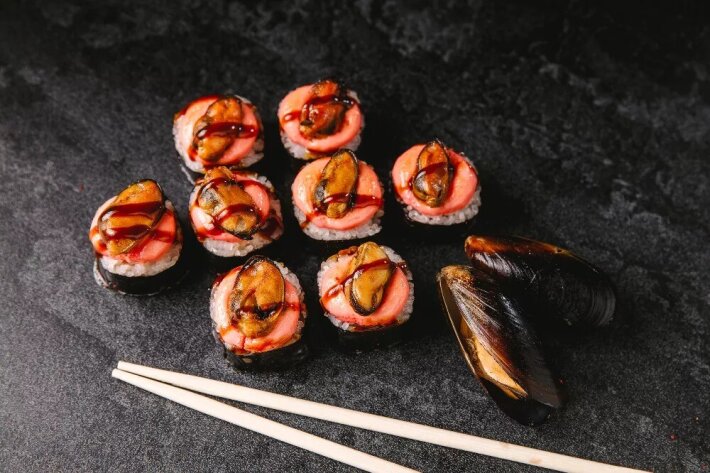 Ролл «Мидии под прикрытием»