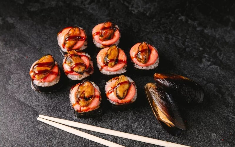 Ролл «Мидии под прикрытием»