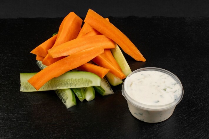 Овощные палочки с соусом дзадзики