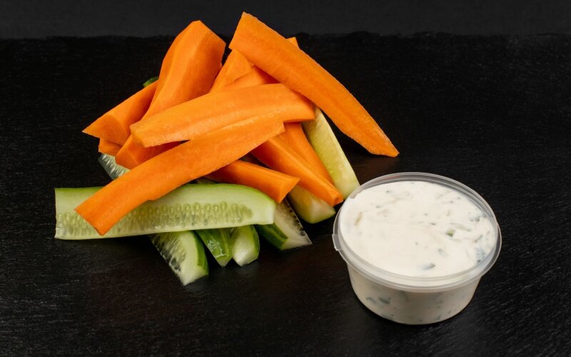 Овощные палочки с соусом дзадзики