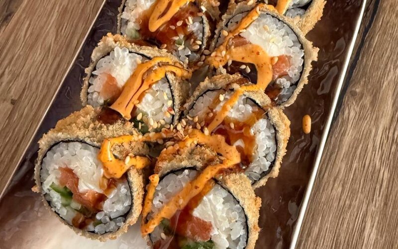 Ролл темпура с лососем и огурцом