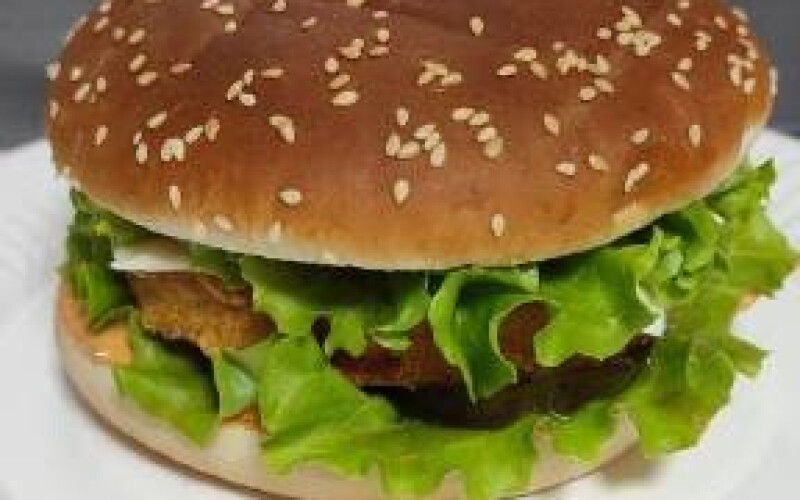 Бургер с куриной котлетой