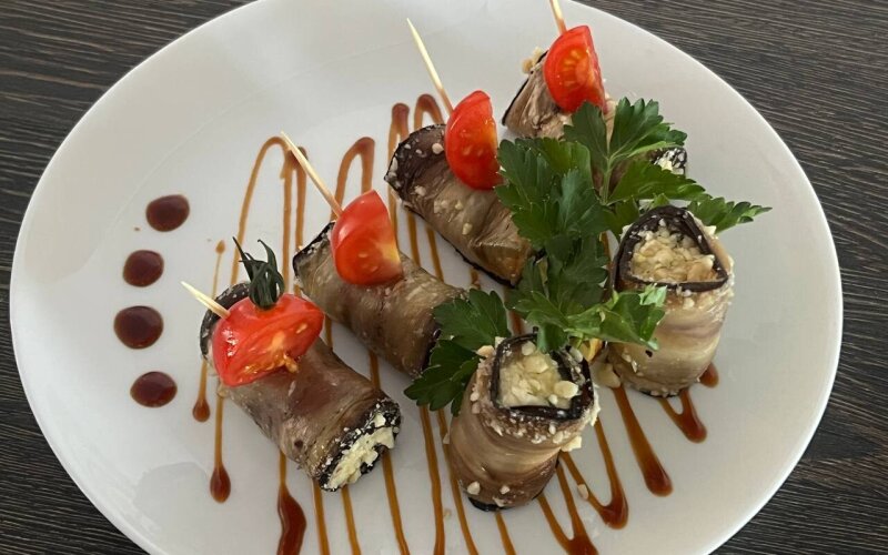 Рулетики из баклажана