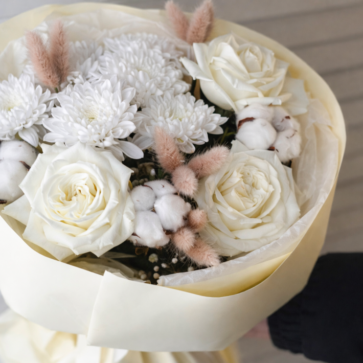 Букет с розами и хлопком