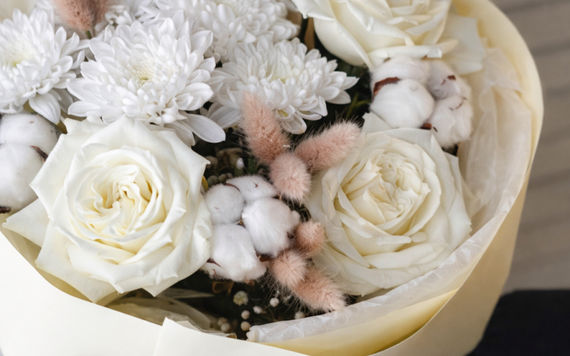 Букет с розами и хлопком