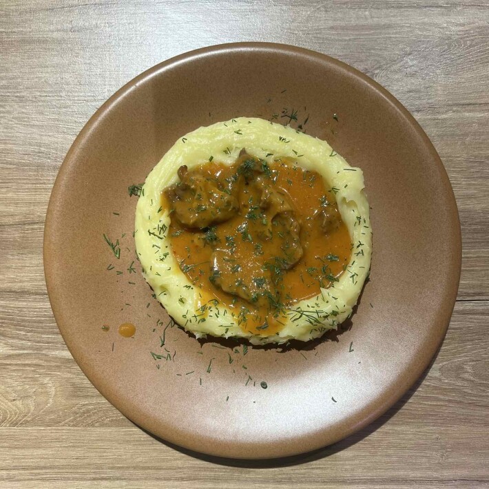 Говядина в кисло-сладком соусе с картофельным пюре