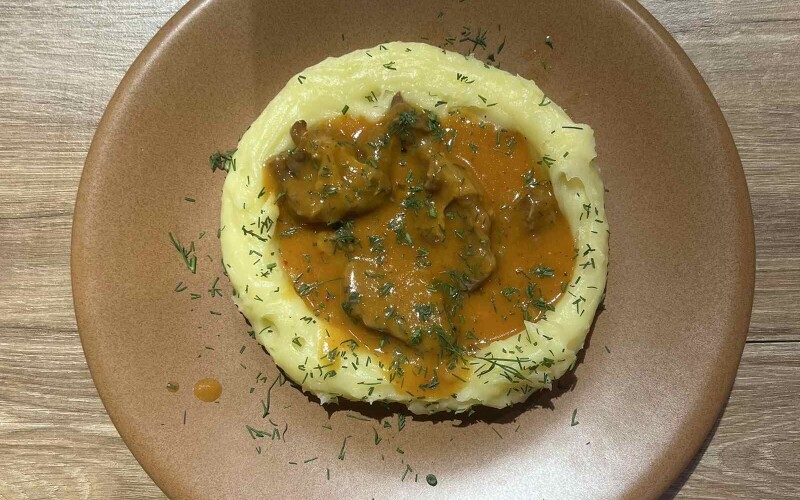 Говядина в кисло-сладком соусе с картофельным пюре