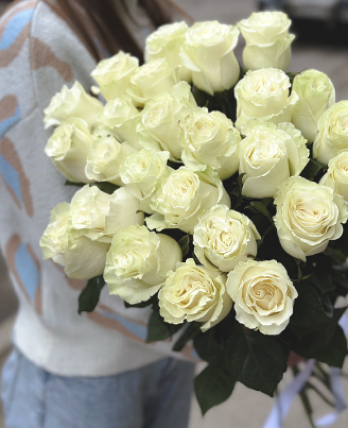 25 белых роз
