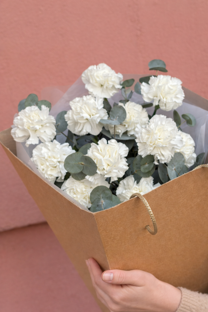 Букет белых гвоздик