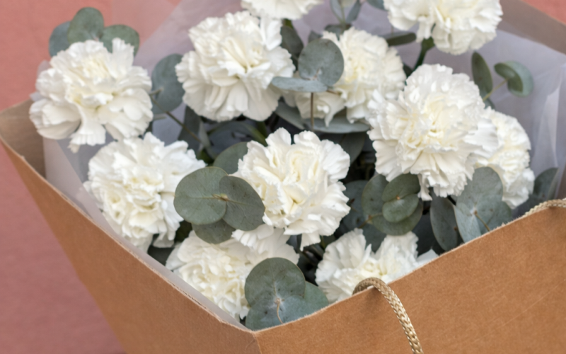 Букет белых гвоздик