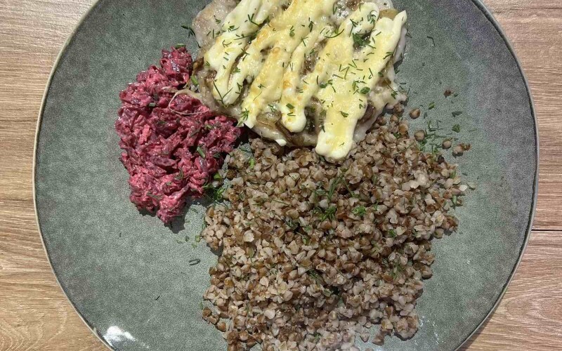 Свинина, запеченная с грибами