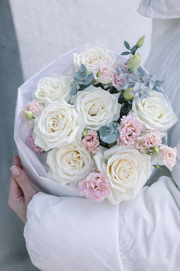 Букет с белыми розами и эустомой