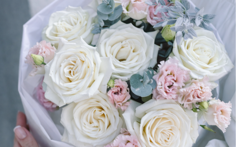 Букет с белыми розами и эустомой