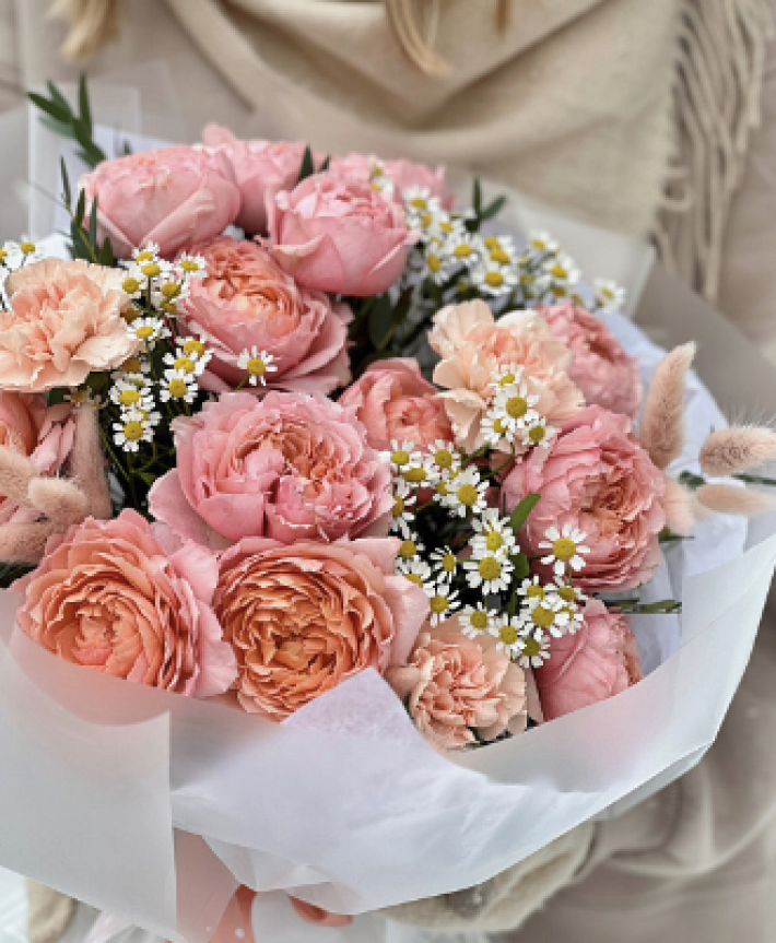 Букет сборный с персиковой кустовой розой