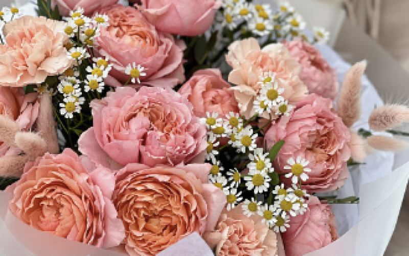 Букет сборный с персиковой кустовой розой