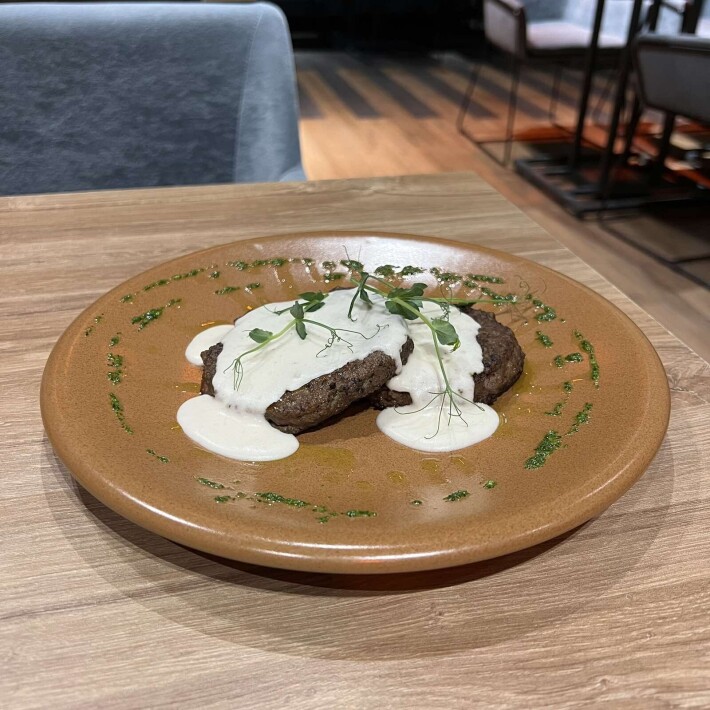 Оладьи из печени с соусом сливочно-сметанным