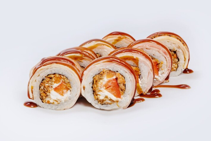 С опаленным беконом и лососем терияки