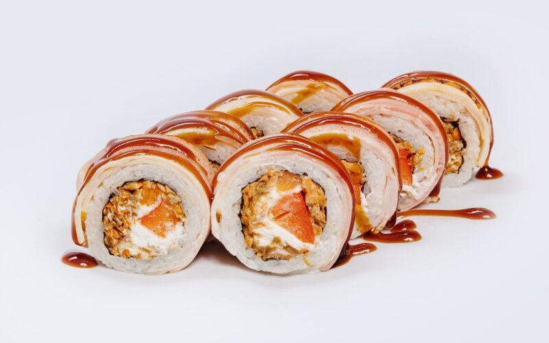 С опаленным беконом и лососем терияки