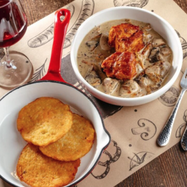 Драники с грибным соусом и томленым ребром