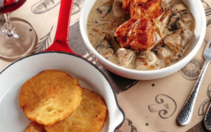 Драники с грибным соусом и томленым ребром