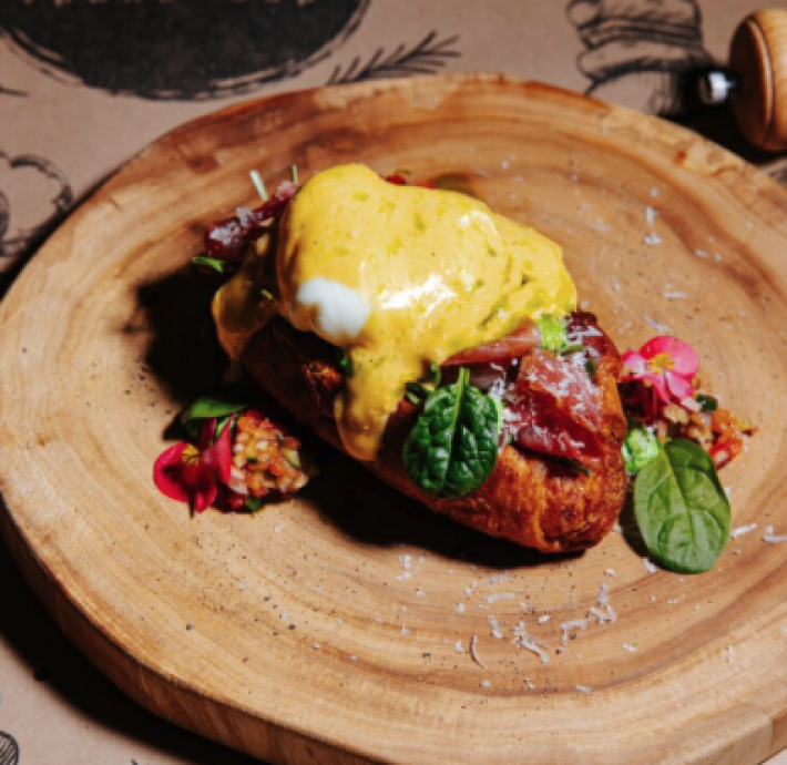 Круассан со сливочным гуакамоле и прошутто