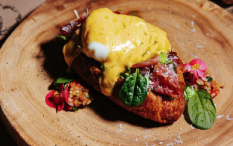 Круассан со сливочным гуакамоле и прошутто