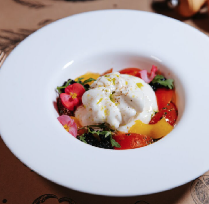 Салат с сыром «Буратта» и бальзамической икрой