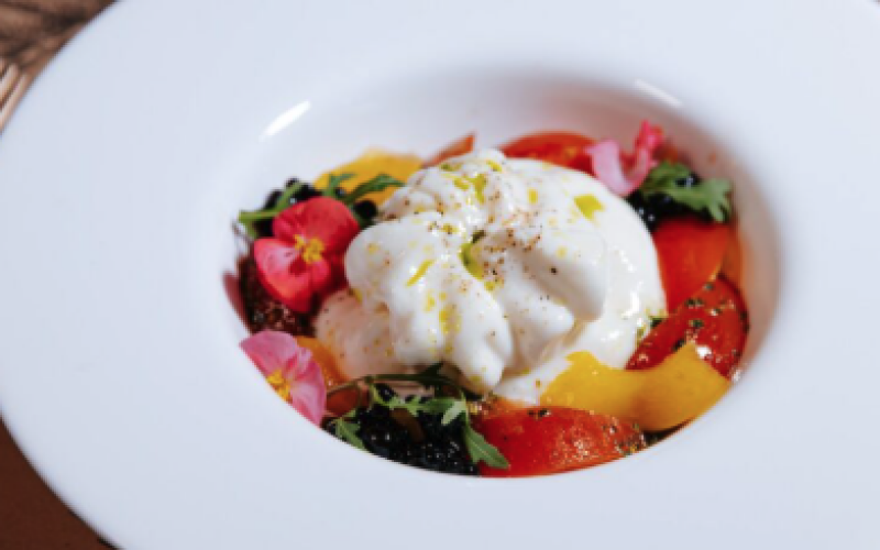 Салат с сыром «Буратта» и бальзамической икрой