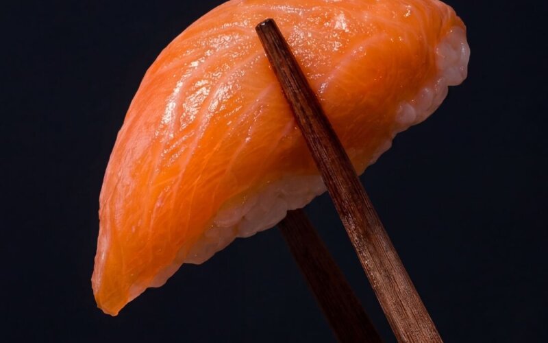 Нигири с лососем