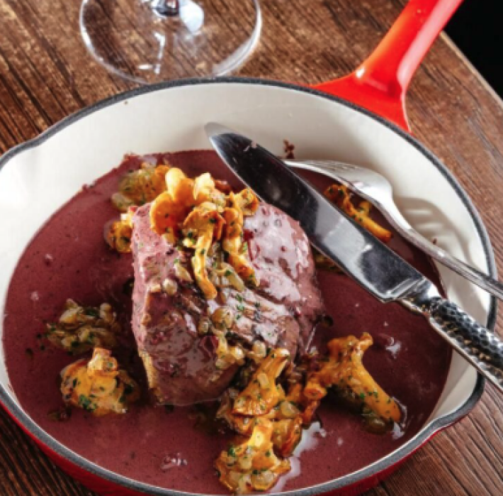 Стейк с сезонными грибами и перечным соусом