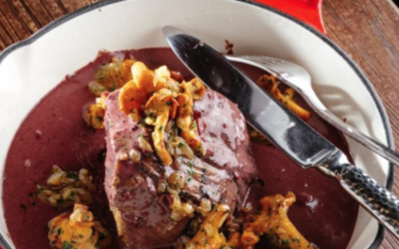 Стейк с сезонными грибами и перечным соусом