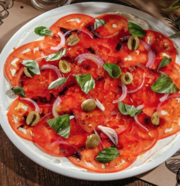 Карпаччо из сезонных помидоров с кремом из феты