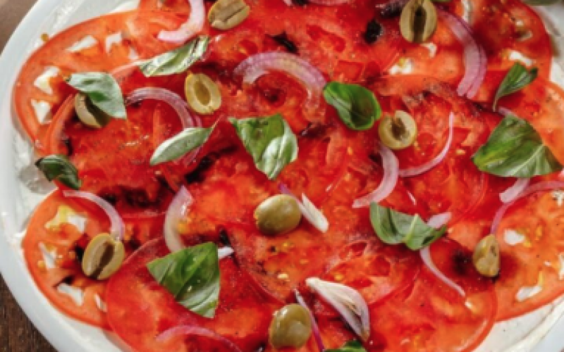 Карпаччо из сезонных помидоров с кремом из феты