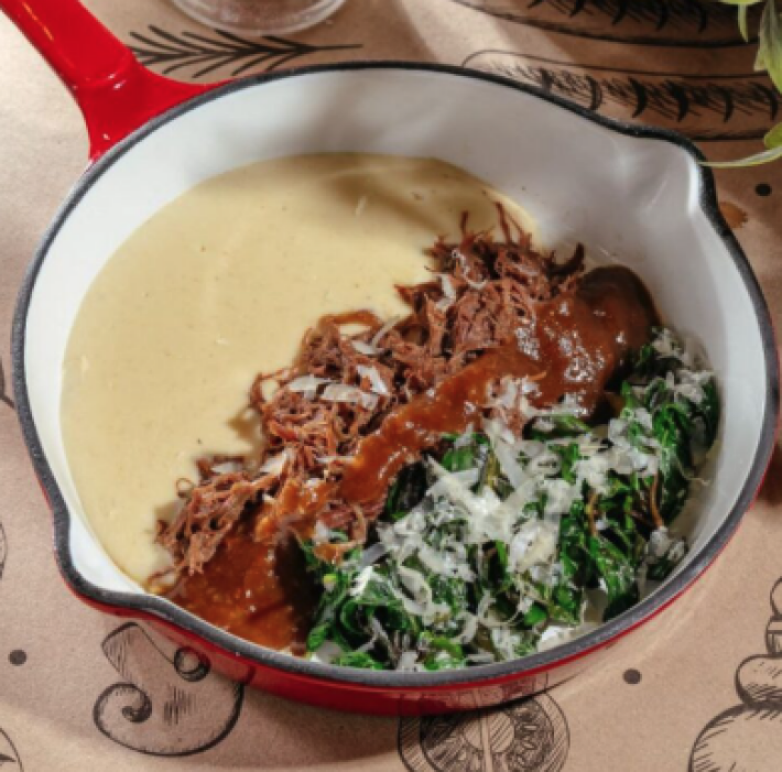 Томленая щека с пюре из белой фасоли с луковым мармеладом