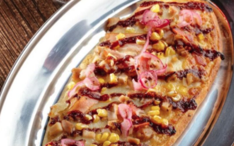 Домашняя лепешка с цыпленком и беконом