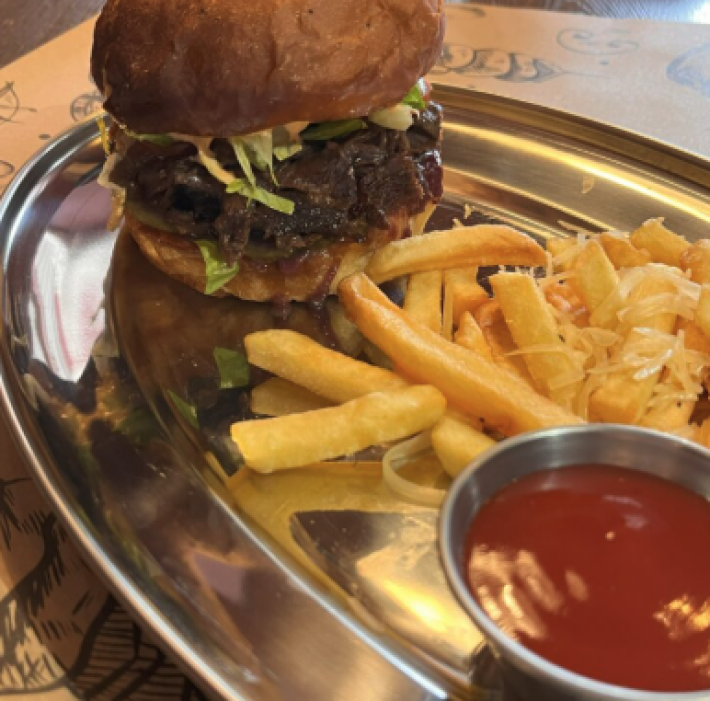 Бургер с телячьей щекой