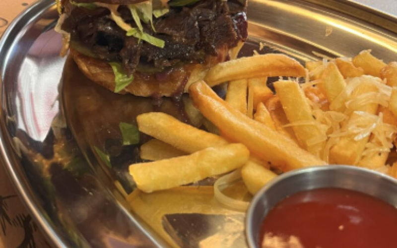 Бургер с телячьей щекой